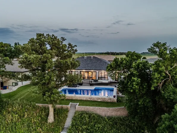 112 W Bay Rd, Lake Park, IA 51347