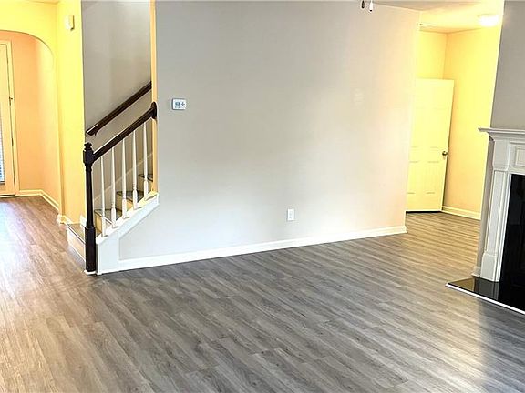 3rd image of 3689 Brockenhurst Dr
