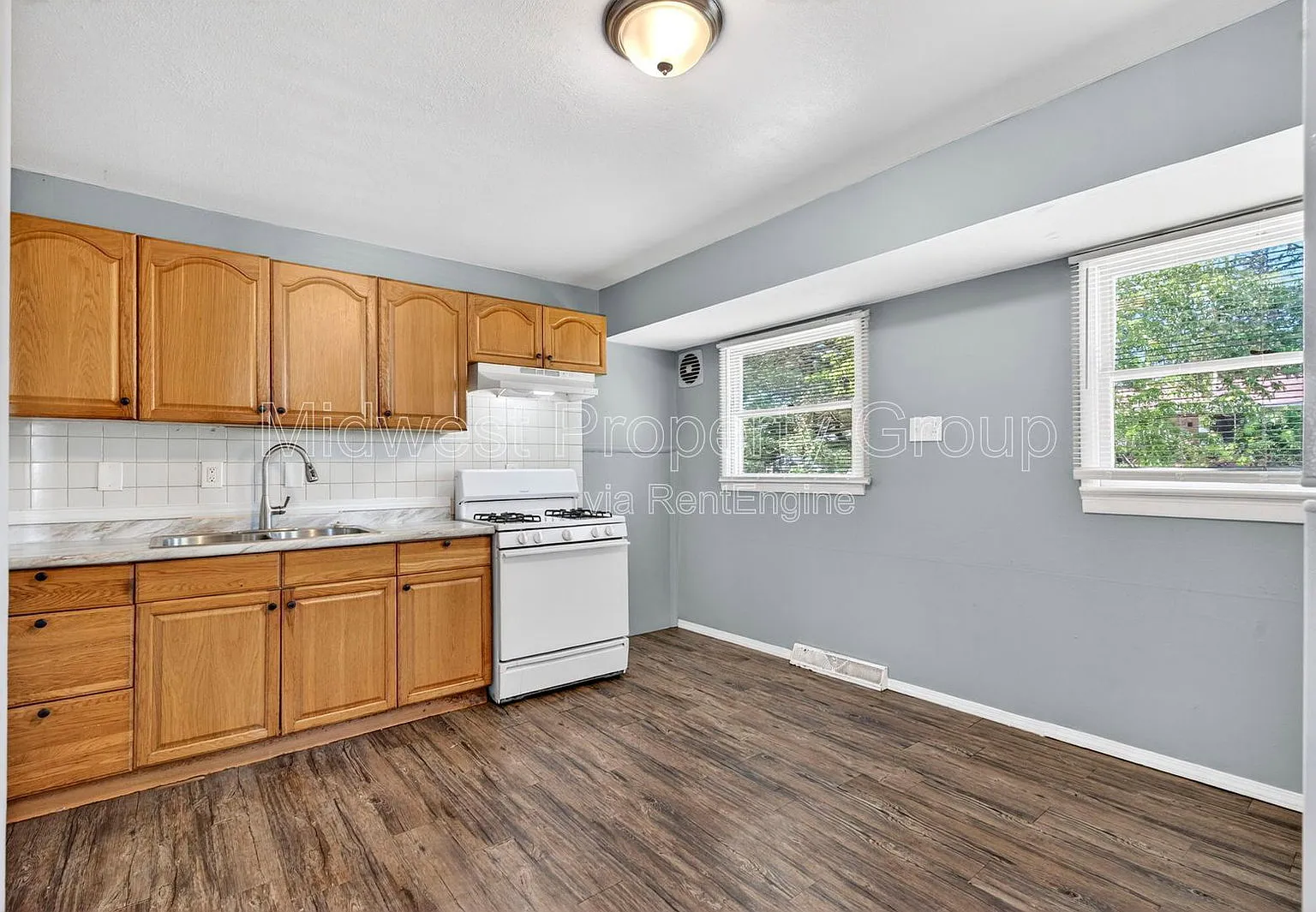 3 bed, 1.0 bath, 854 sqft, $1,025 — Photo 2