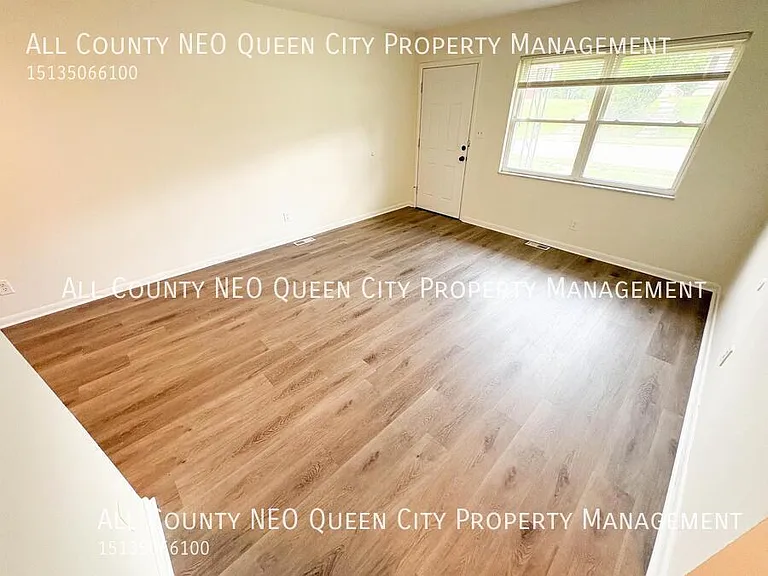 2725 McCall St — Photo 6