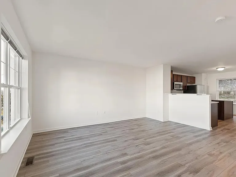 1236 E 7th St — Photo 9