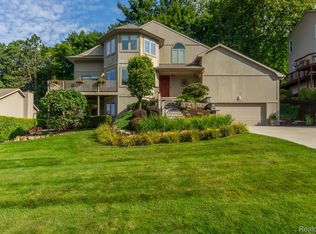 10972 Charring Cross Cir, Whitmore Lake, MI 48189