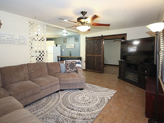 2nd image of 1406 Oriole Ln