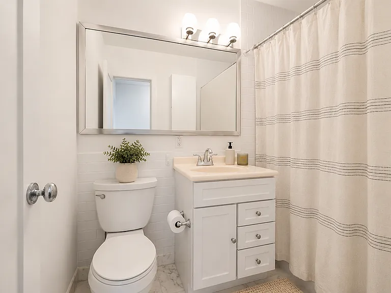 65 E India Row #19D — Photo 9