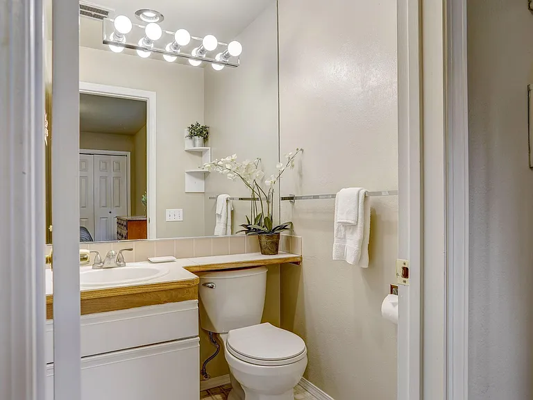 East Thomas Suites — Photo 14