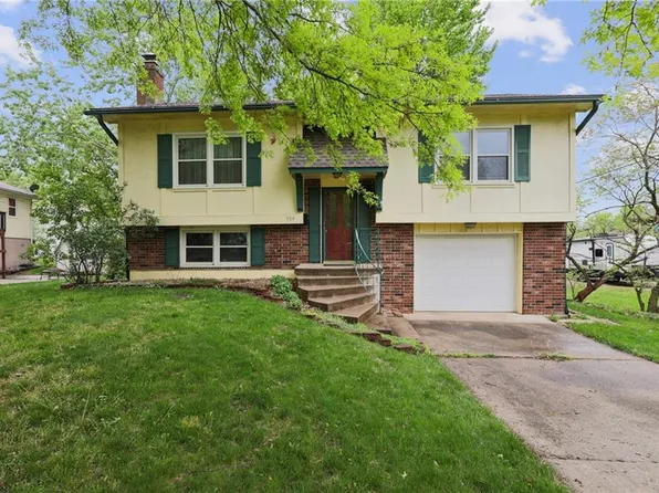 304 Brookridge Dr, Harrisonville, MO 64701