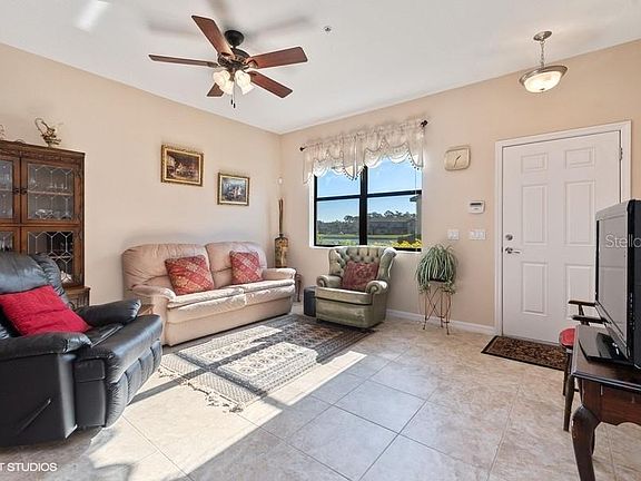 3rd image of 2357 Seven Oaks Dr