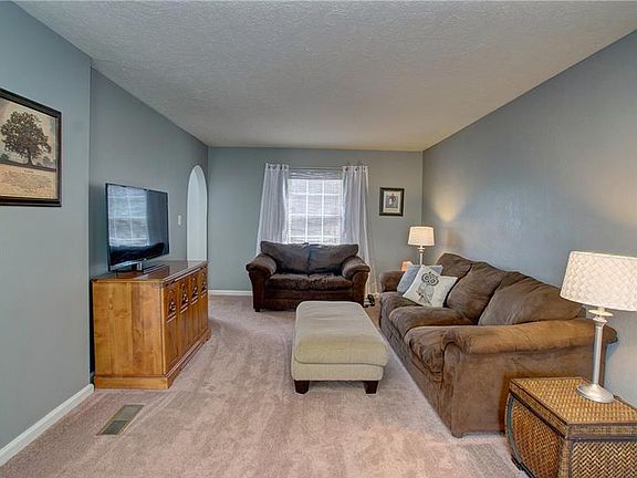3rd image of 111 Elizabeth Dr