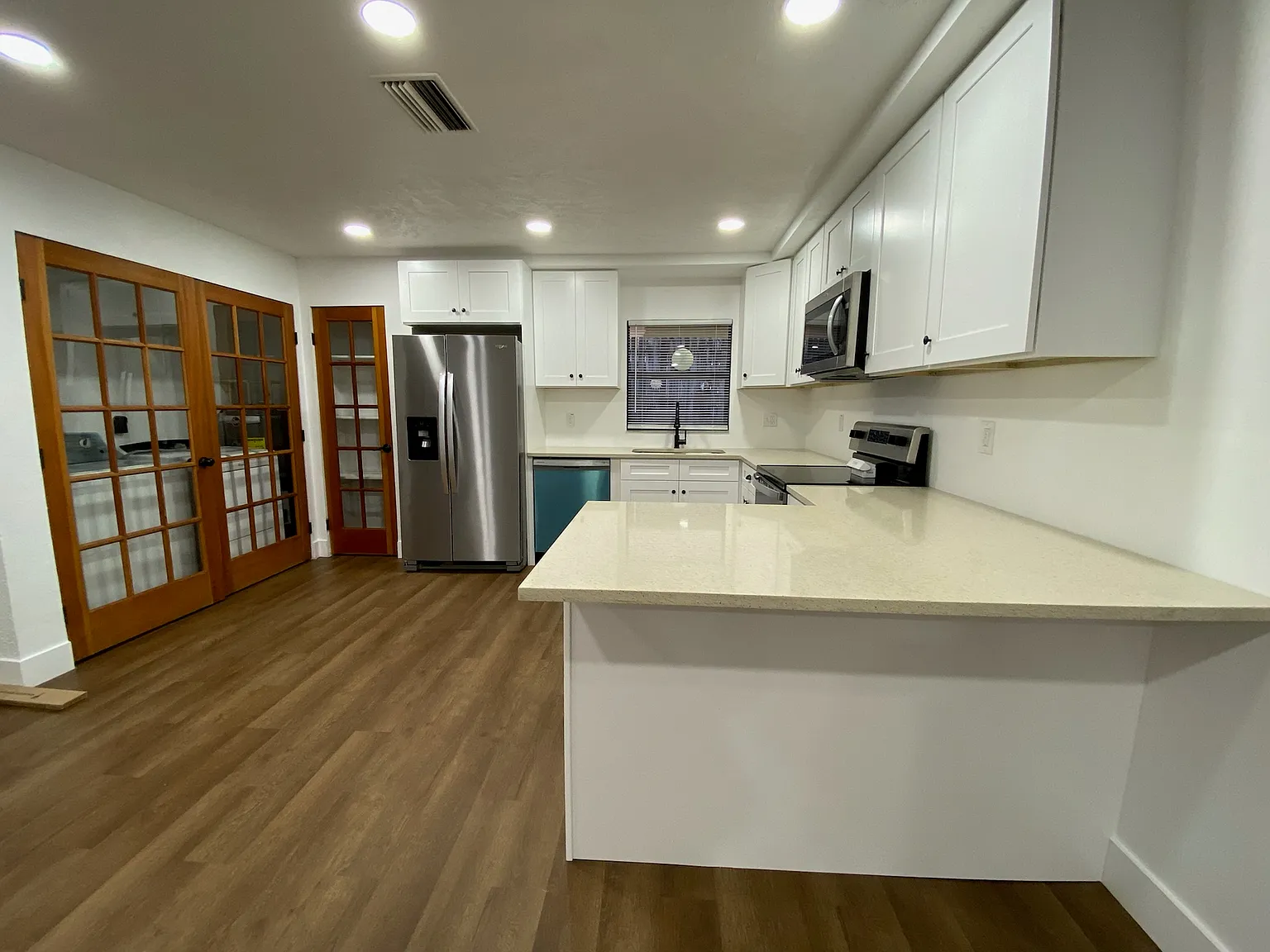 5 bed, 2304 sqft, $3,450 — Photo 2