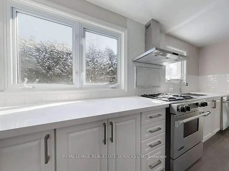141 Castle Cres — Photo 9