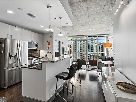 4th image of 44 Peachtree Pl NW Unit 1733