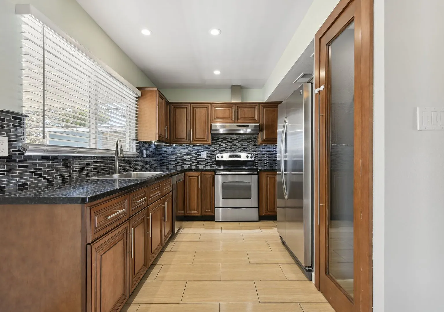 3 Bedroom Townhome in Glendale — Photo 4