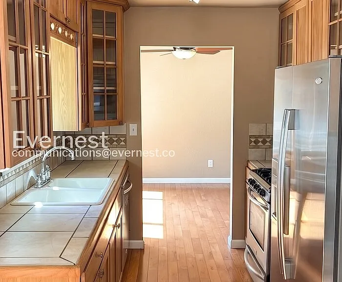 327 10th St — Photo 4