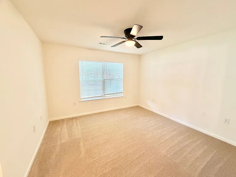 Lakeview Apartments — Photo 10