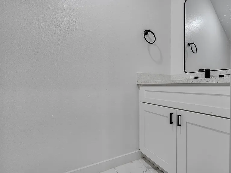 1052 N Lane St — Photo 18