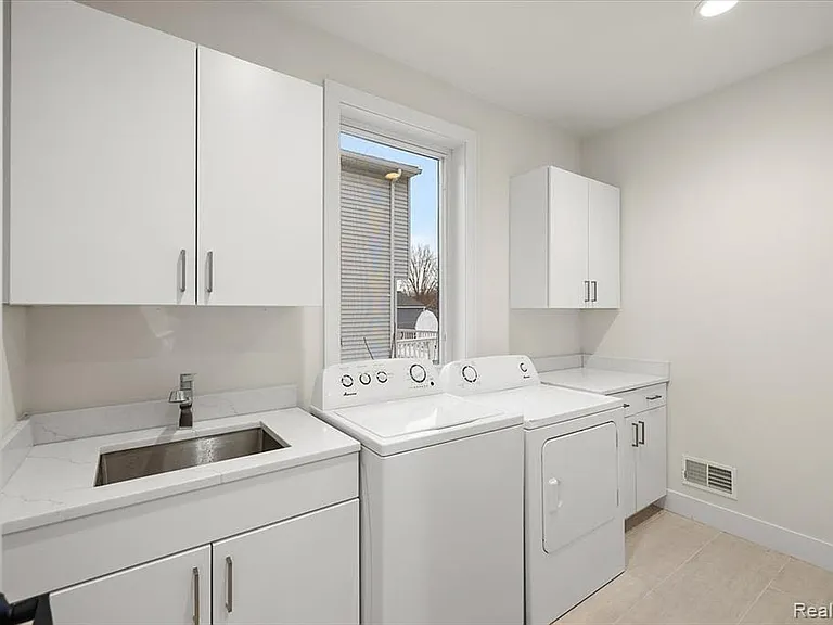 2911 Walsh Dr — Photo 26