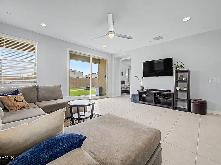 12515 W Morten Ave — Photo 10