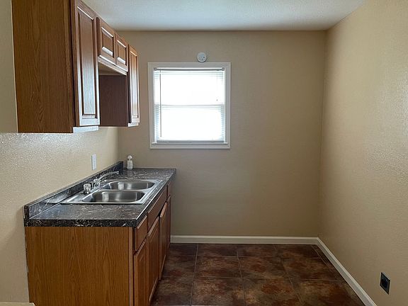 3rd image of 742 E Irby St