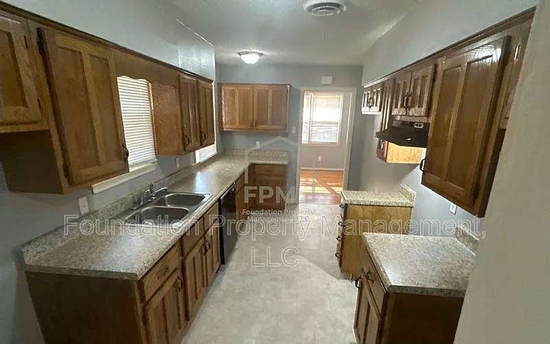 3 bed, 2.0 bath, 1327 sqft, $1,375 — Photo 3