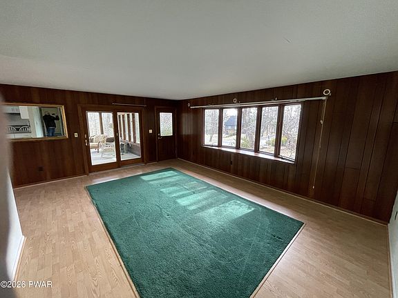 5th image of 11 Meadowwood Cir W