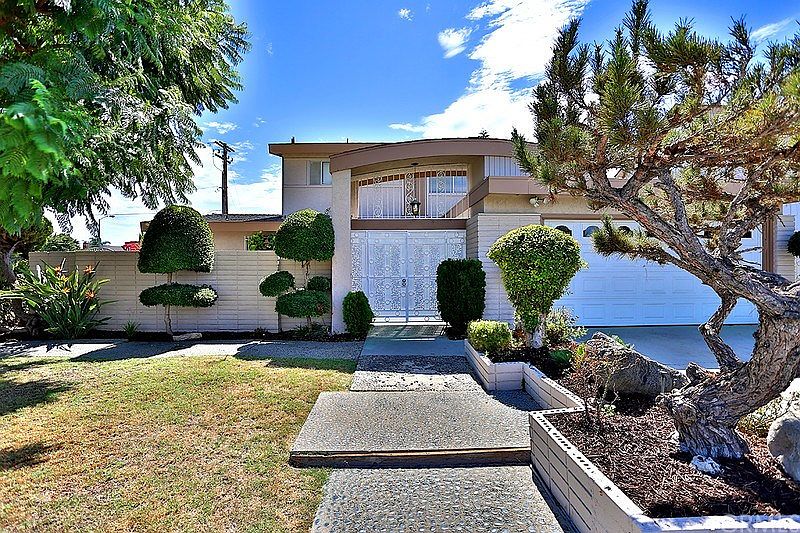 2nd image of 9972 Newcastle Ave