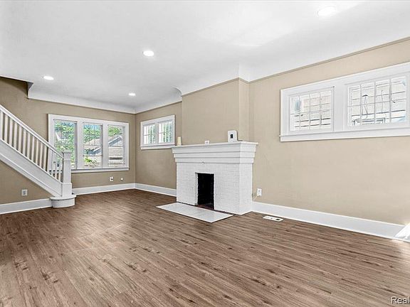 5th image of 3935 Chatsworth St