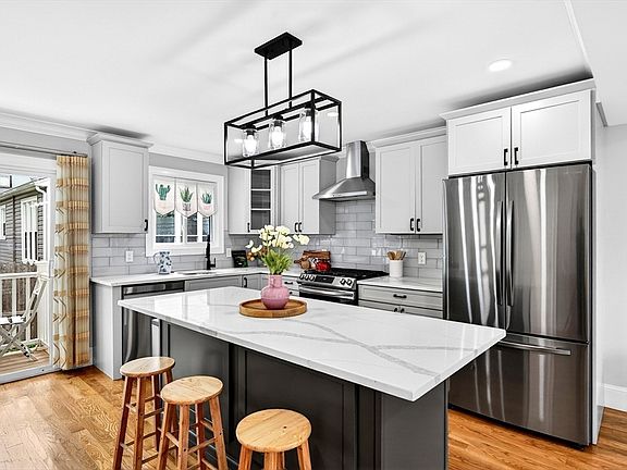 4th image of 55 Banks St #2