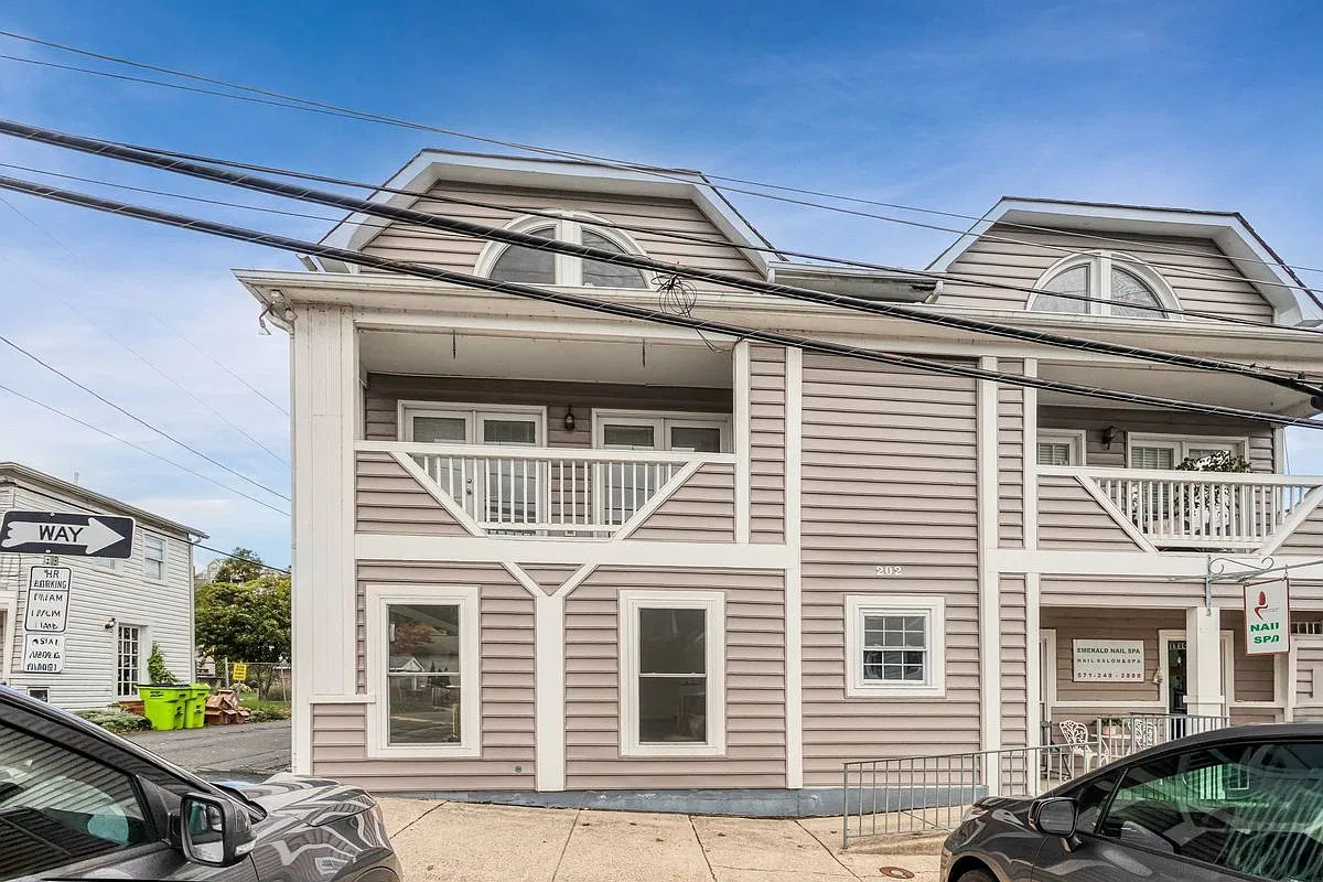 1 bed, 1.0 bath, 850 sqft, $1,950 — Photo 2