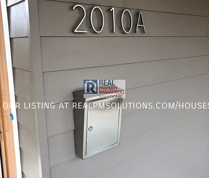 2010 N Farragut St #A — Photo 3