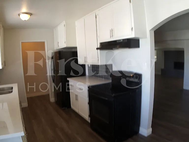913 Date St — Photo 6