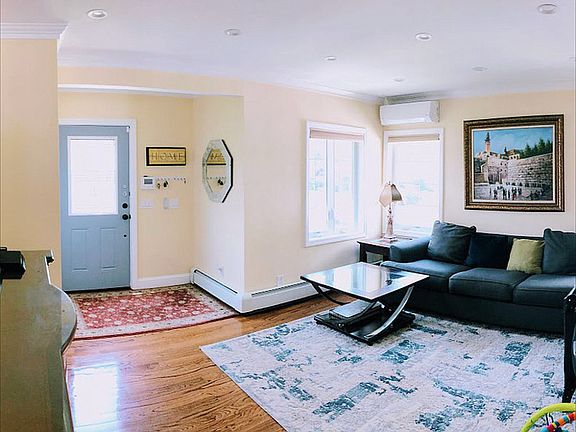 4th image of 386 Daub Ave