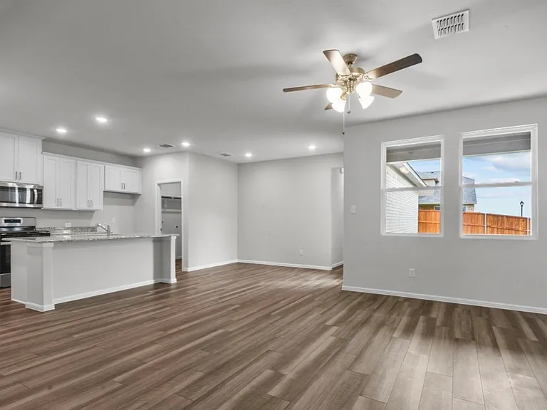 900 Portina Dr — Photo 2