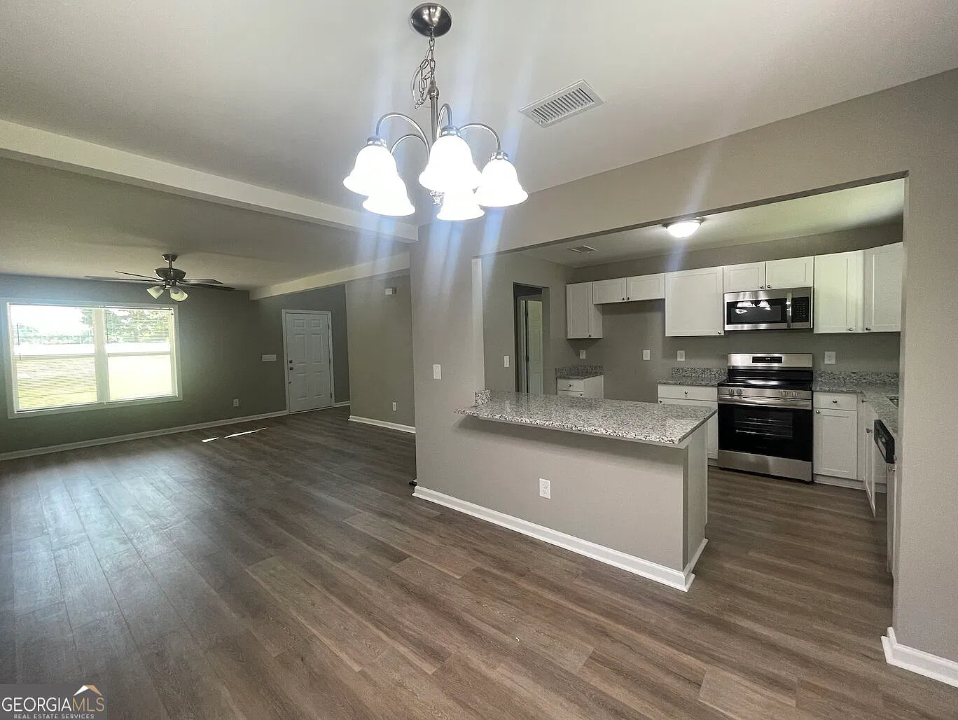 4 bed, 3.0 bath, 1736 sqft, $2,400 — Photo 2