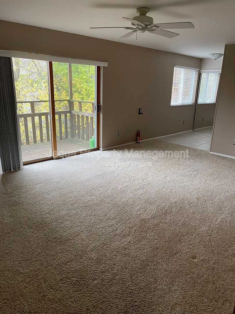2 bed, 1.0 bath, 860 sqft, $1,300 — Photo 2