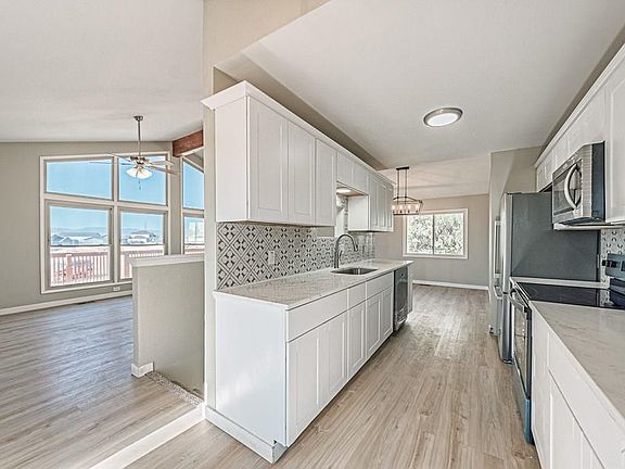 4th image of 1183 E Marengo Dr