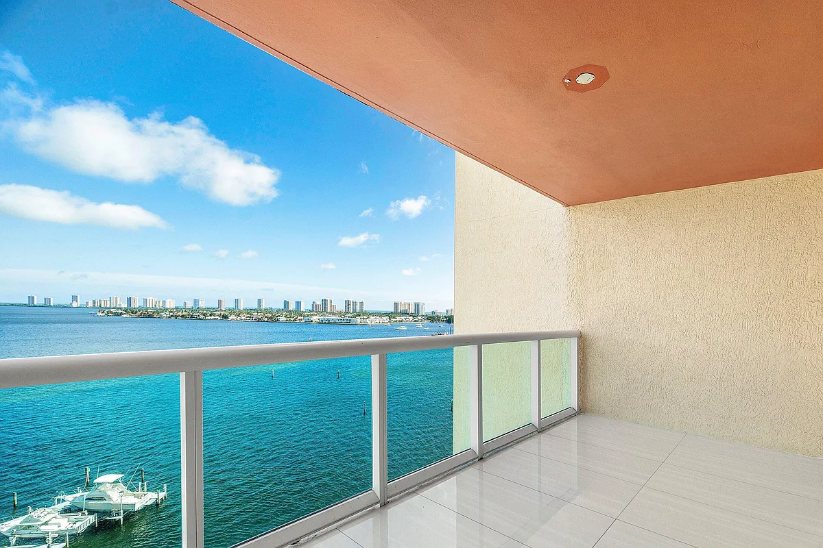Building Photo - 2650 Lake Shore Dr #1005