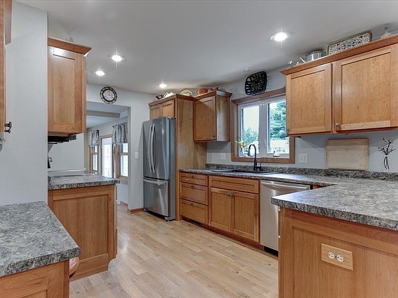 5th image of 819 East Street