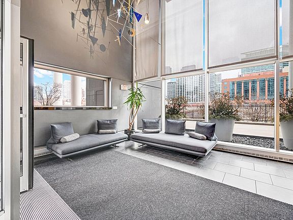Lobby w/ 24hr Door Person