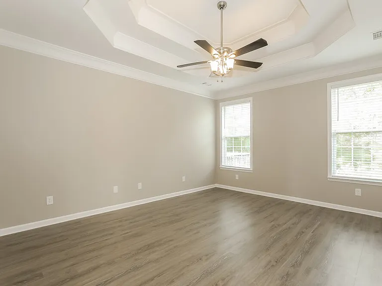 2452 Temple View Dr — Photo 10