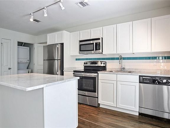 4th image of 2833 Saint Charles Ave APT 28