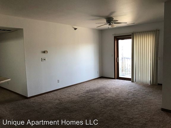 5th image of 610 Stonehaven Dr Unit 2