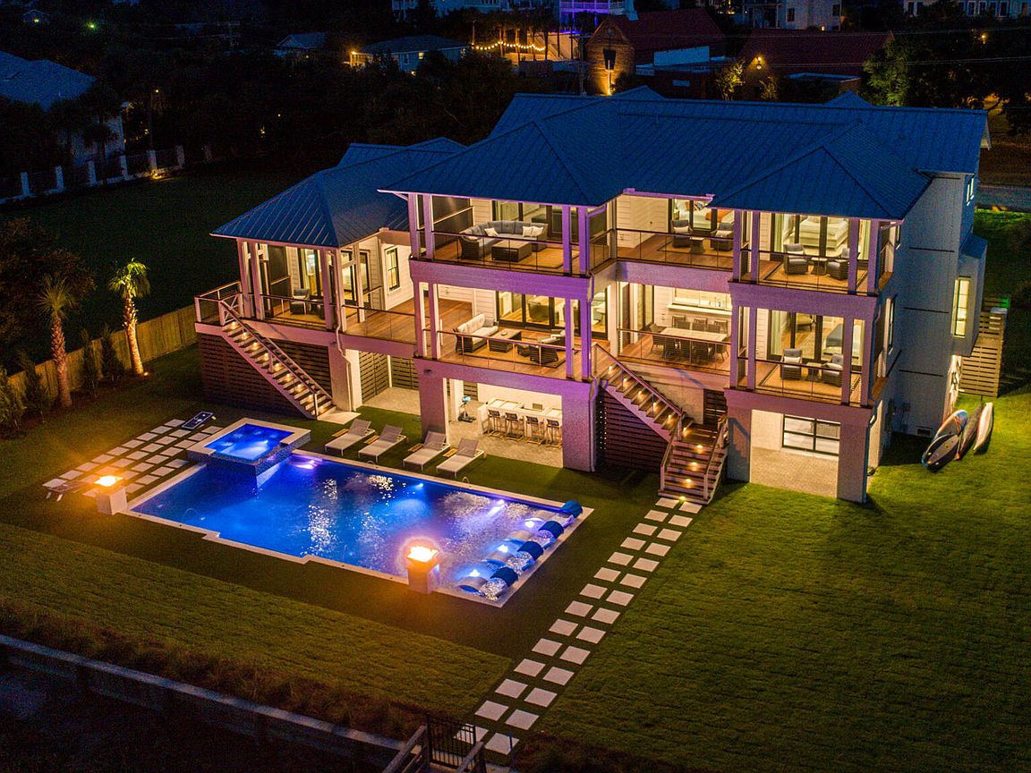 305 Palm Blvd