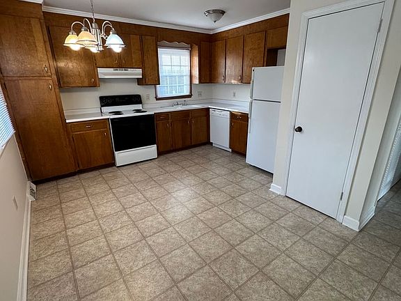 4th image of 8 Orleans Ct #0