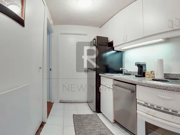 150 West 51st Street image 3 of 6