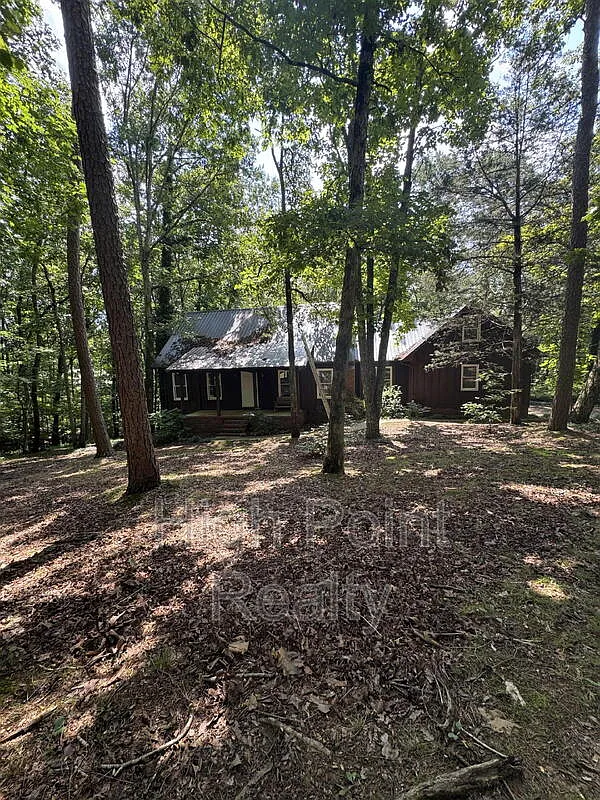 4 bed, 2.5 bath, 2207 sqft, $2,500 — Photo 2