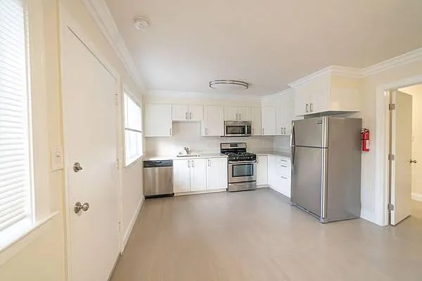 1051 48th St #B — Photo 4