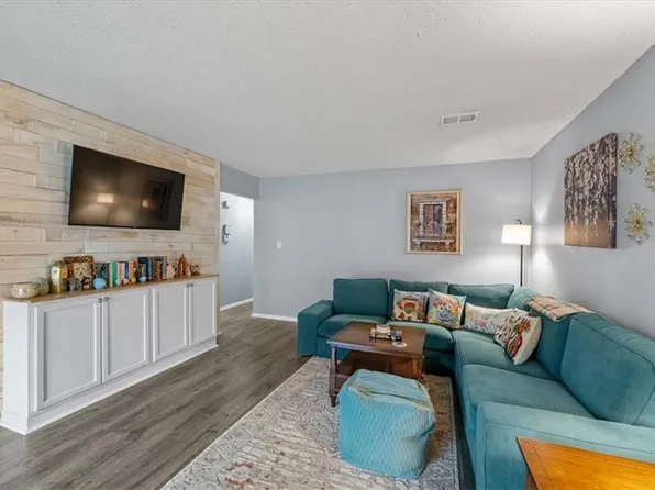 10104 W 96th St APT C, Overland Park, KS 66212