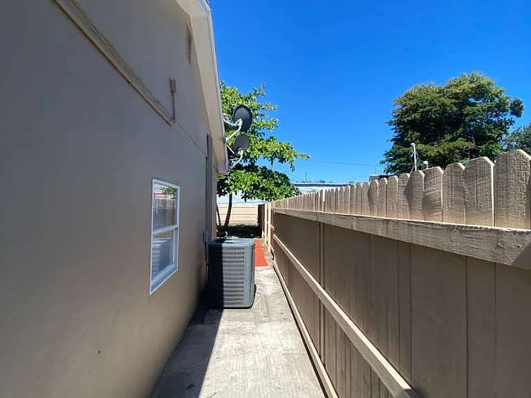 549 Jennings Ave — Photo 1