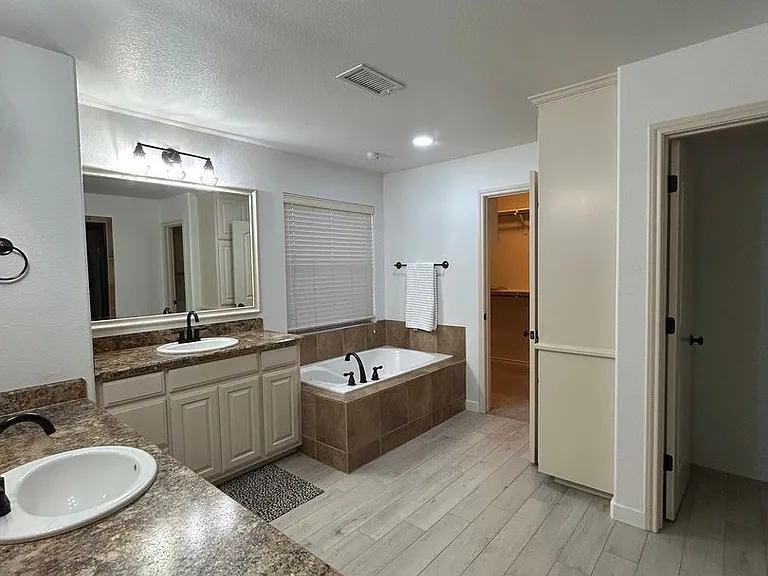 5900 Oak Creek Dr — Photo 19