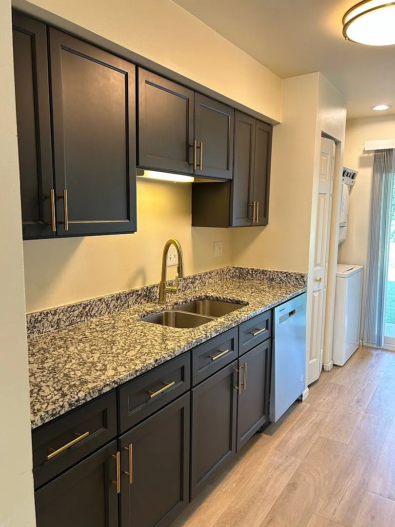 Hidden Creek 2 Bed 1.5 Bath home! — Photo 2